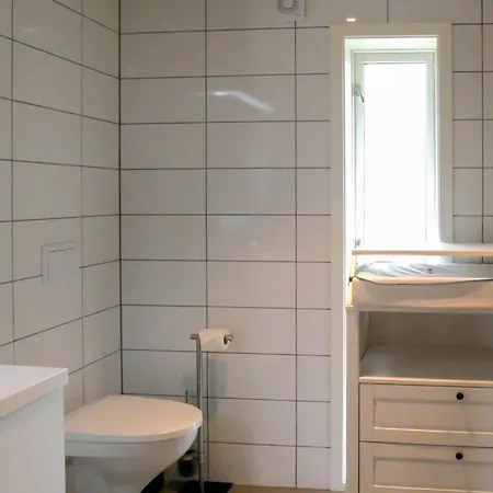 4 Bedroom Cozy In Færvik