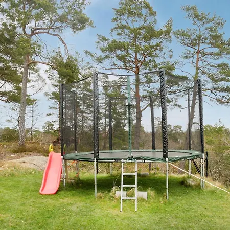 4 Bedroom Cozy In 펜션 Færvik