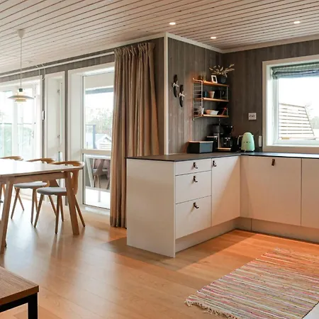 펜션 4 Bedroom Cozy In Færvik