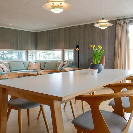 4 Bedroom Cozy In Færvik