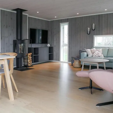 4 Bedroom Cozy In * Færvik