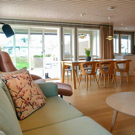 4 Bedroom Cozy In 펜션 Færvik