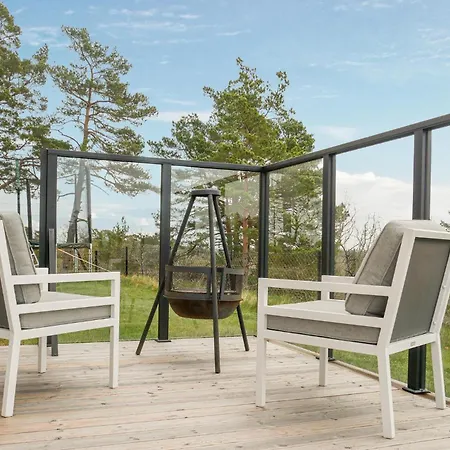 4 Bedroom Cozy In 펜션 Færvik