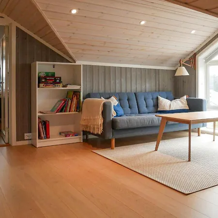 4 Bedroom Cozy In Faervik