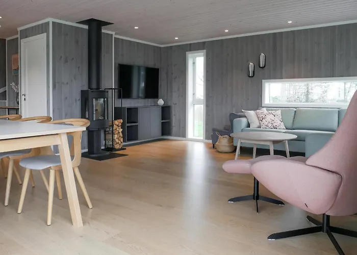 4 Bedroom Cozy In * Færvik