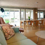 4 Bedroom Cozy In Feriehus Færvik