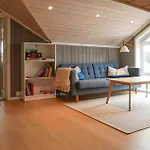 4 Bedroom Cozy In Færvik